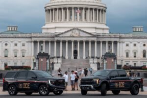 Vídeo: Carros do ICE no EUA têm nome de Trump gravado - 15/08/2025 - Mundo