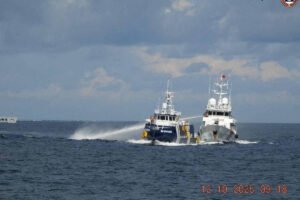 collorau imagem de China e Filipinas trocam acusações por colisão de barcos