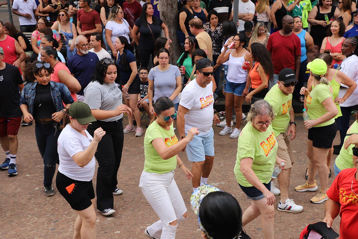 collorau imagem flashback na praça Itu