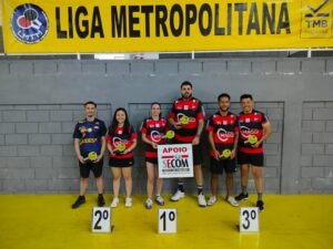 Equipe ituana de tênis de mesa no pódio da competição - portal collorau